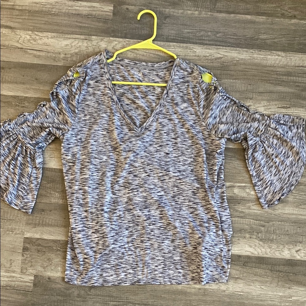 ❤️ 3/$15 Stylish Gray and White Bell Sleeve Top C - Picture 3 of 3
